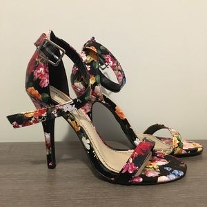 💝 NWT Floral Heels - Black